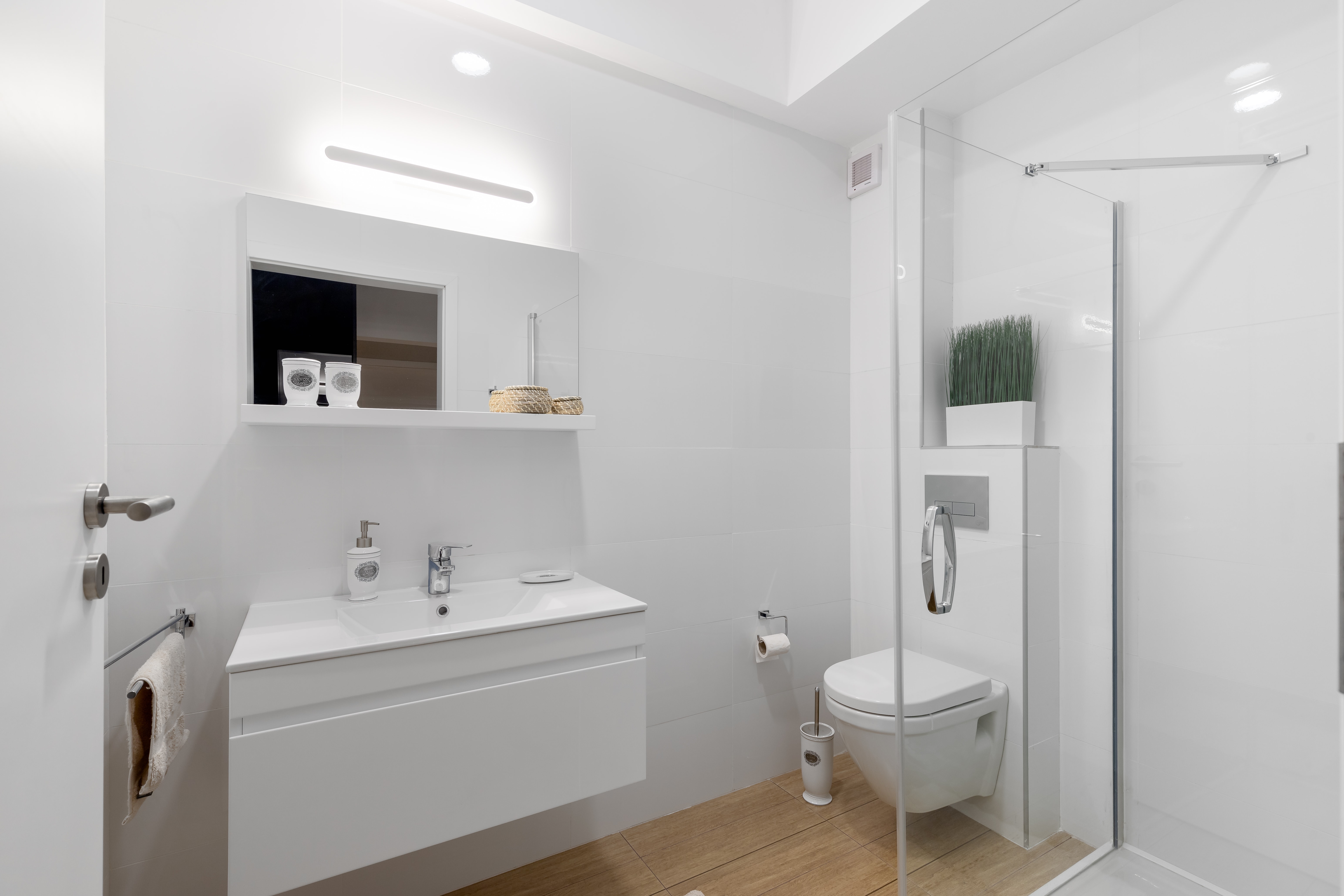 Amenajare baie alba gresie alba mobilier alb 