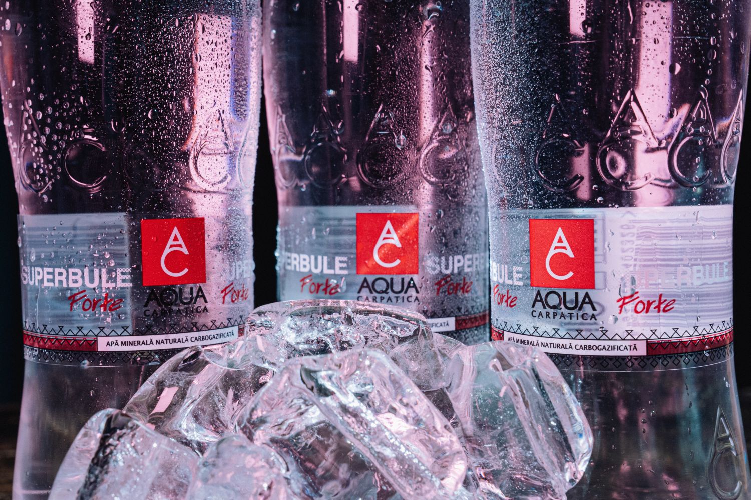 apă minerală naturală carbogazificată aqua carpatica forte cu superbule cadru de aproape alături de cuburi de geață