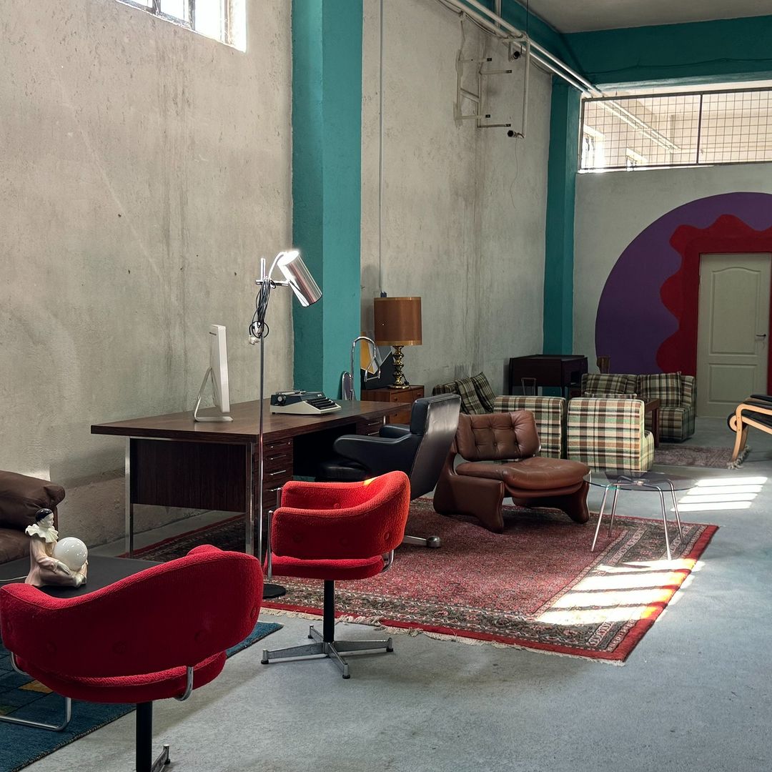 mobilier mid century modern in showroom retros bucuresti