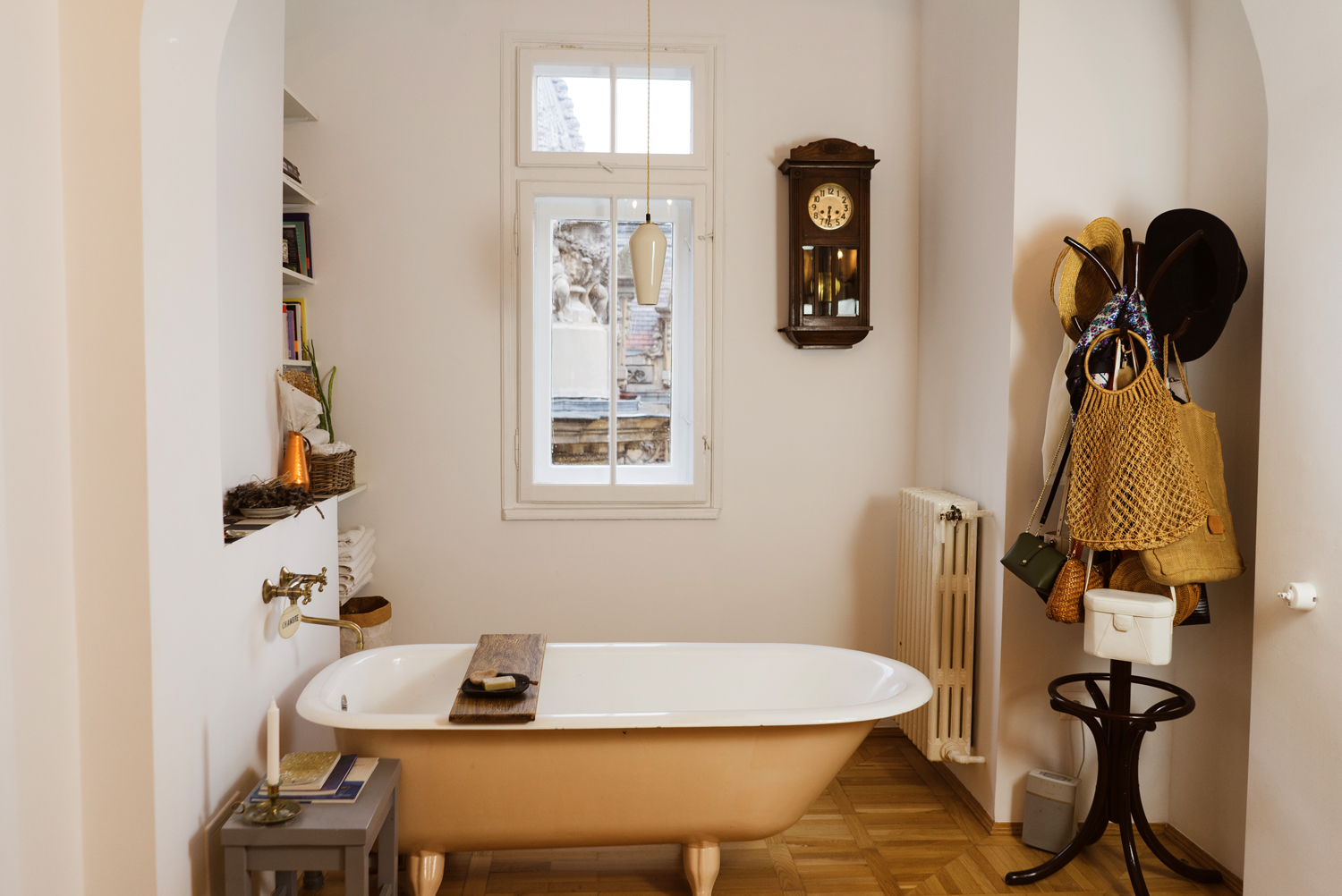amenajari interioare vintage hol cu cada freestanding parchet din lemn ceas cu cuc