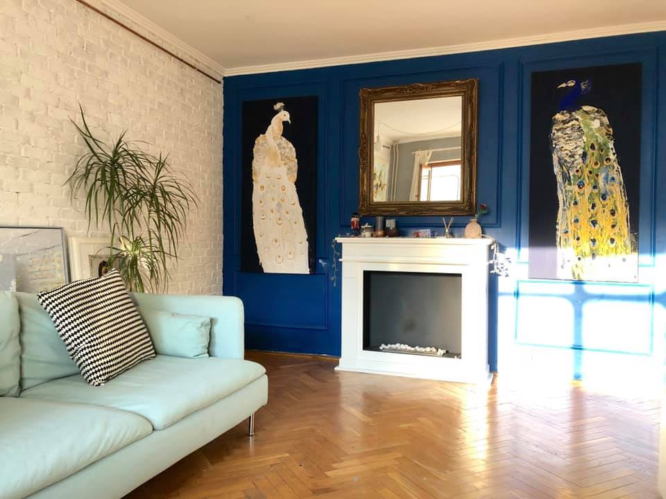 combinatie de culori pentru albastru si alb perete vopsit albastru cerneala canapea bleu pastel parchet semineu alb