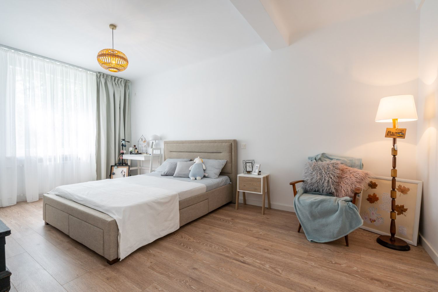 Dormitor în nuanțe neutre - Amenajare apartament două camere - arh. Cristiana Zgripcea (1)
