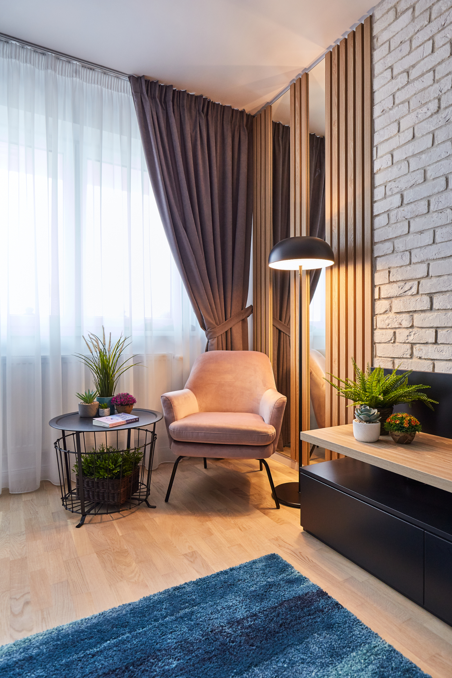 Amenajare living. Colț de citit. Amenajare apartament două camere București, arh. int. Cristina Micu