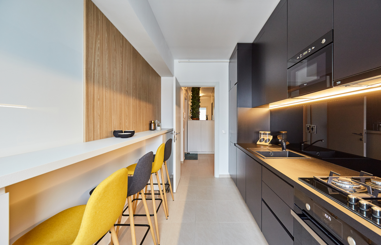 Bucătărie modernă alb și negru. Amenajare apartament două camere București, arh. int. Cristina Micu 