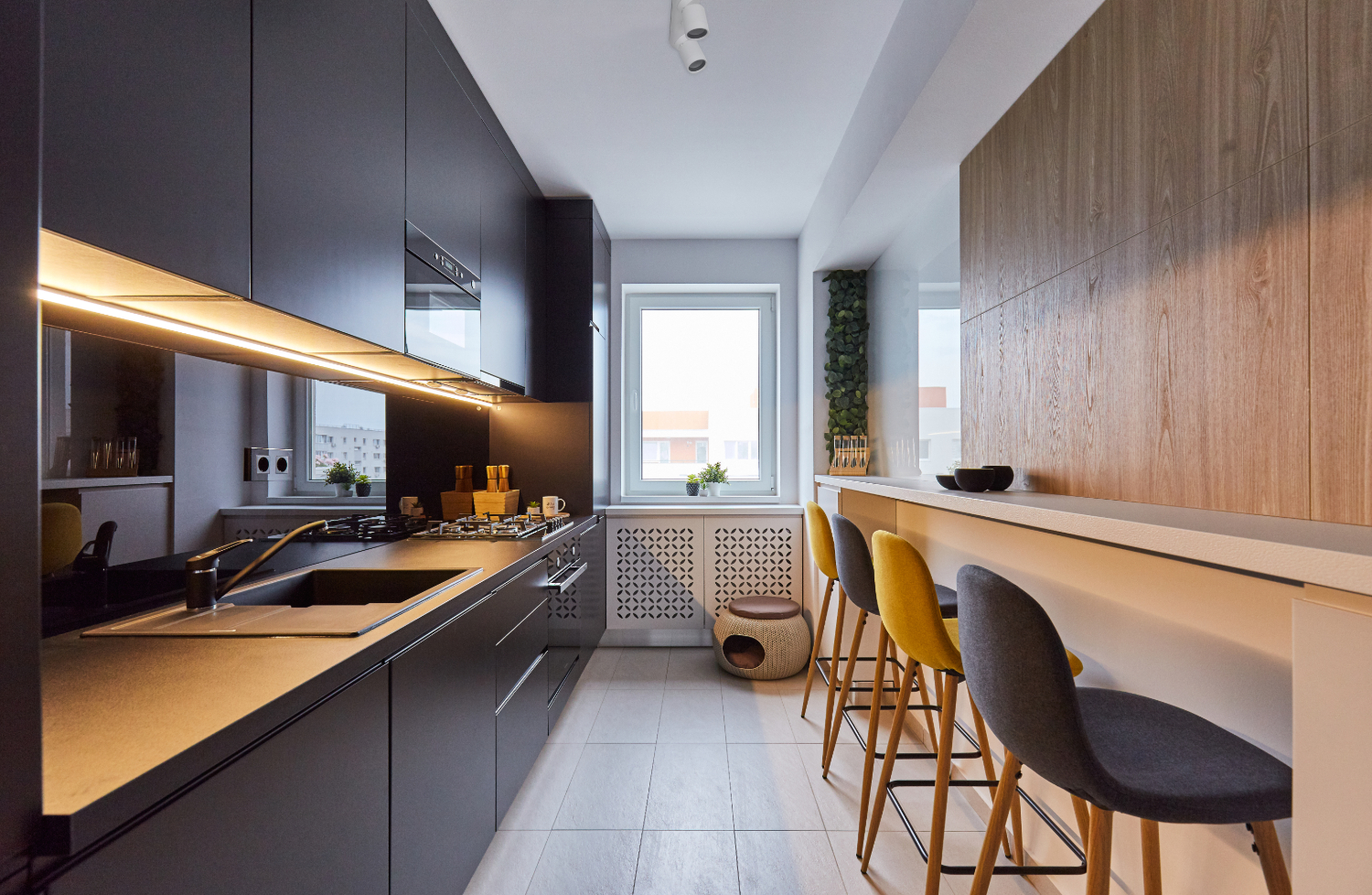 Bucătărie modernă alb și negru. Amenajare apartament două camere București, arh. int. Cristina Micu