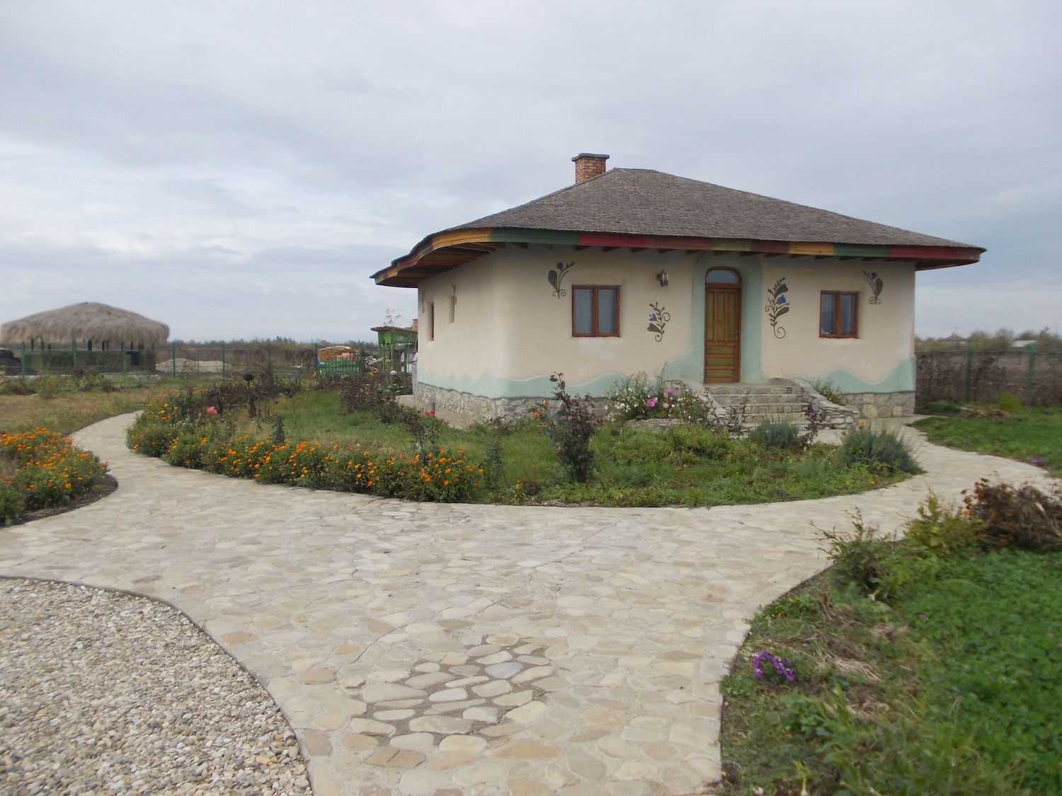 casa din chirpici Poiana Florilor