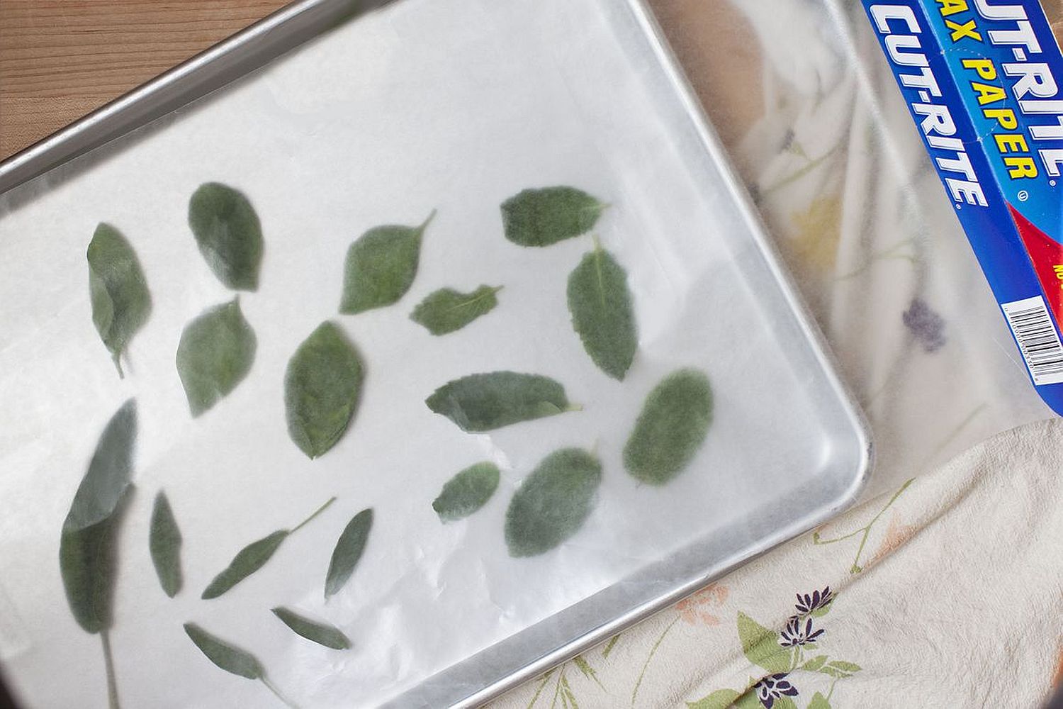 Cum să congelezi ierburi aromatice proaspete hârtie