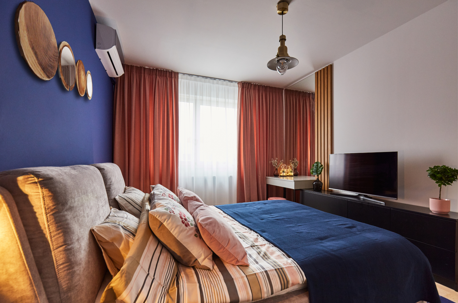 Dormitor albastru cu draperii catifelate roz