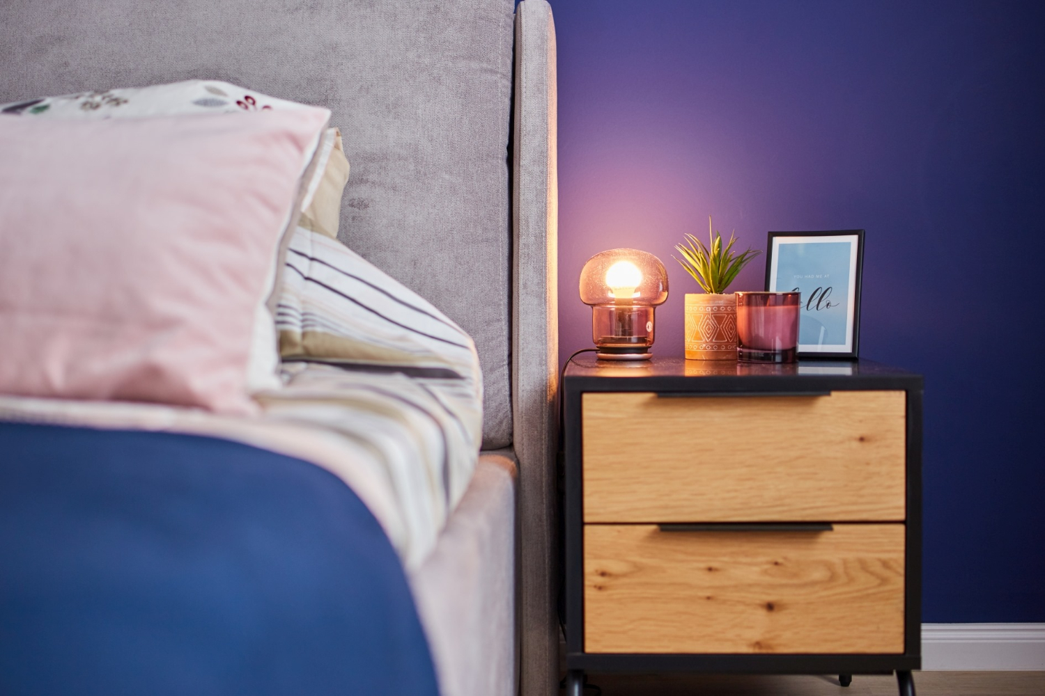 Dormitor vopsit cu albastru clasic, culoarea Pantone a anului 2020 - Classic Blue. Amenajare apartament două camere București, arh. int. Cristina Micu interior (5)
