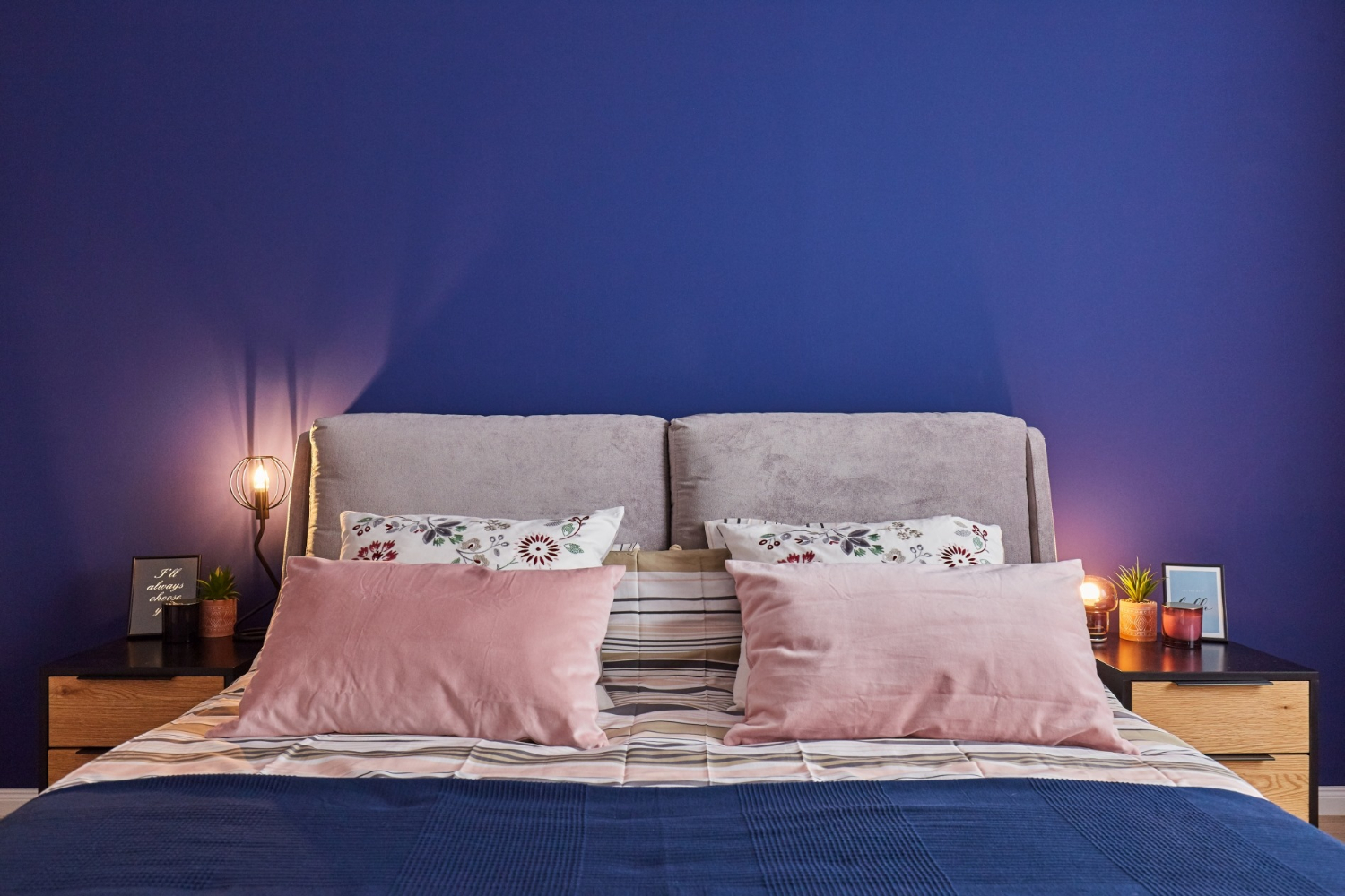 Dormitor vopsit cu albastru clasic, culoarea Pantone a anului 2020 - Classic Blue. Amenajare apartament două camere București, arh. int. Cristina Micu interior 