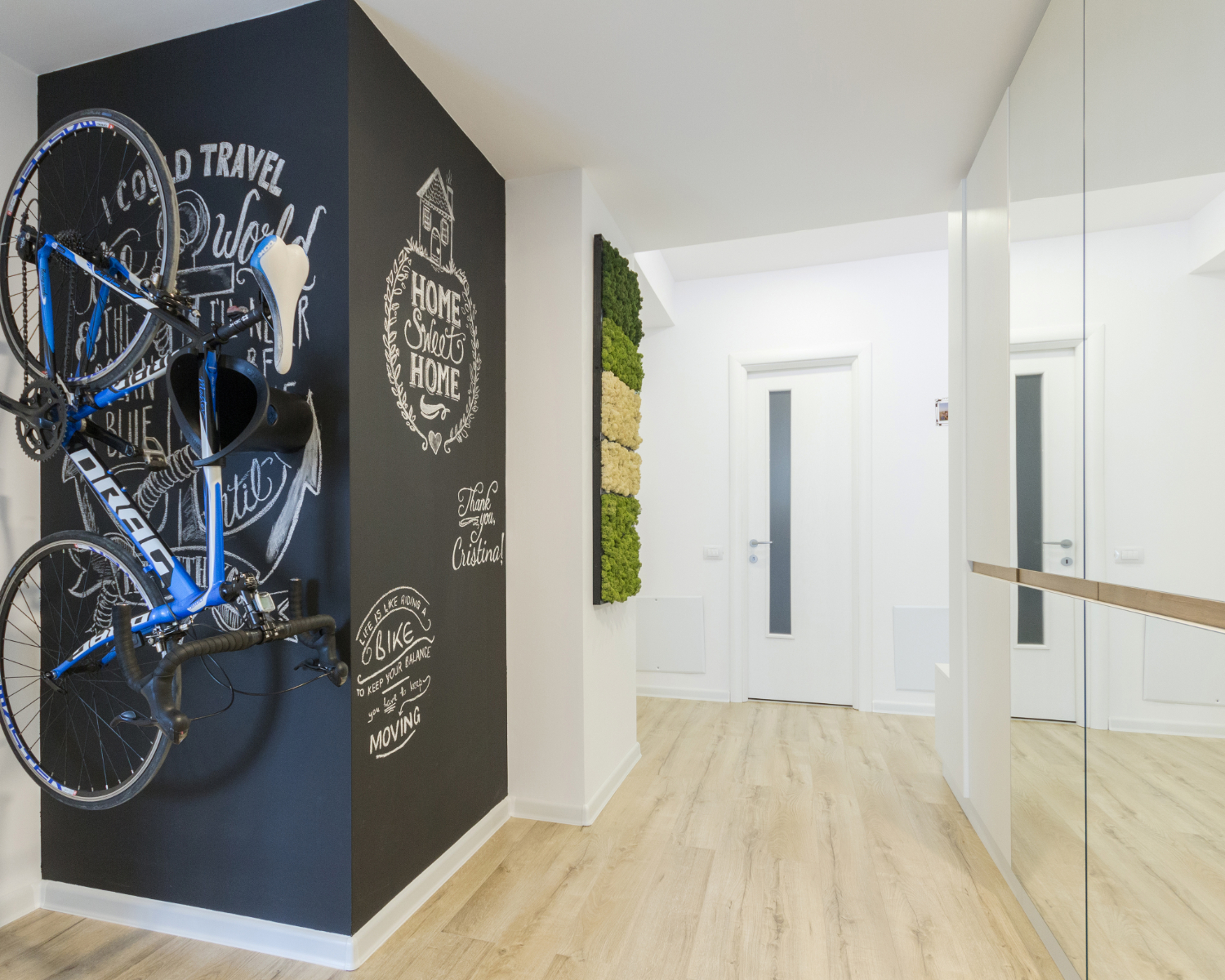 apartament de două camere bucurești Hol alb cu spațiu depozitare biciclete