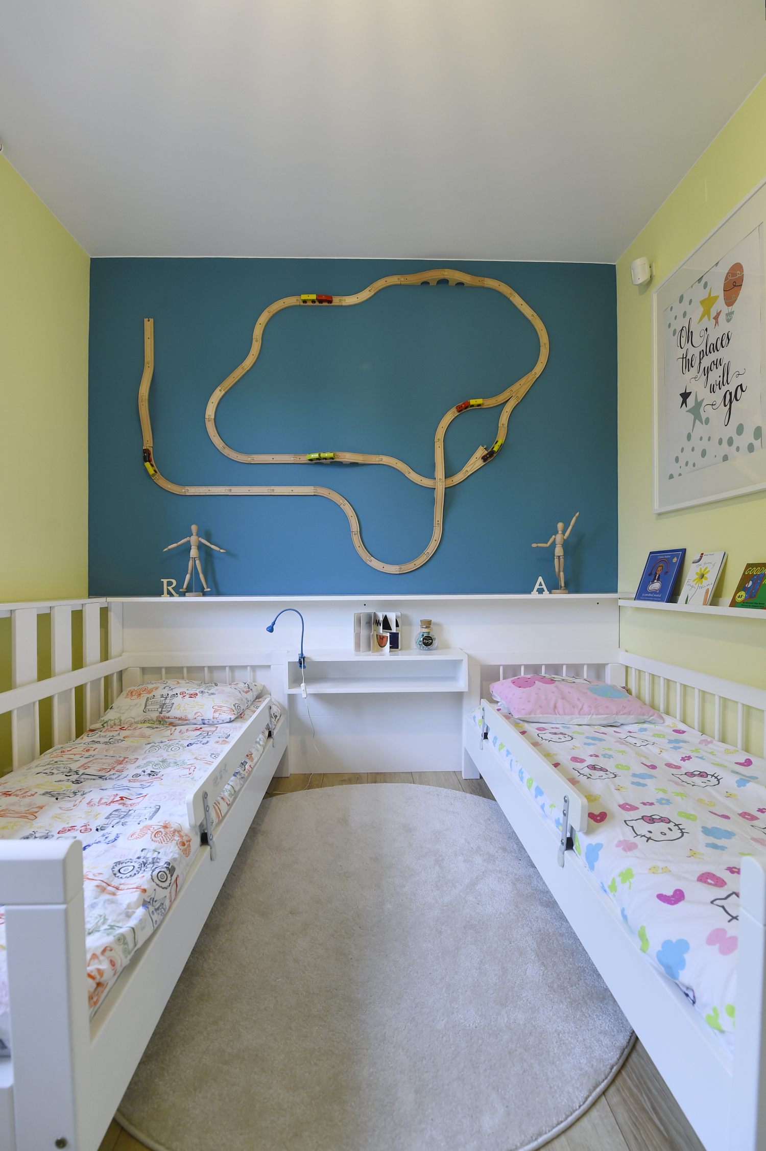 Ikea Hacks - Simona Ungurean - cameră bebe trenuleț lemn perete