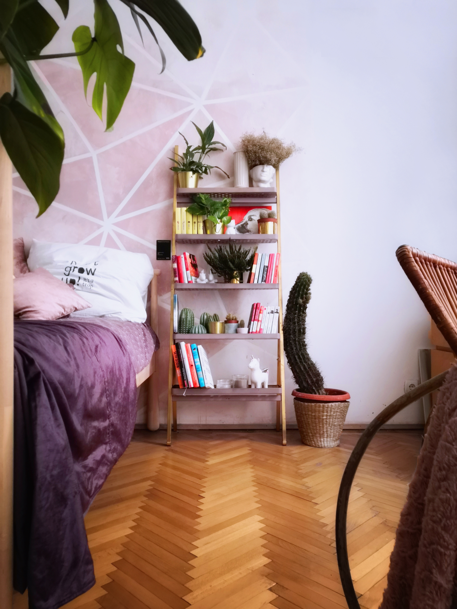 Mini-bibliotecă din Suportul de plante Salladskal de la Ikea 