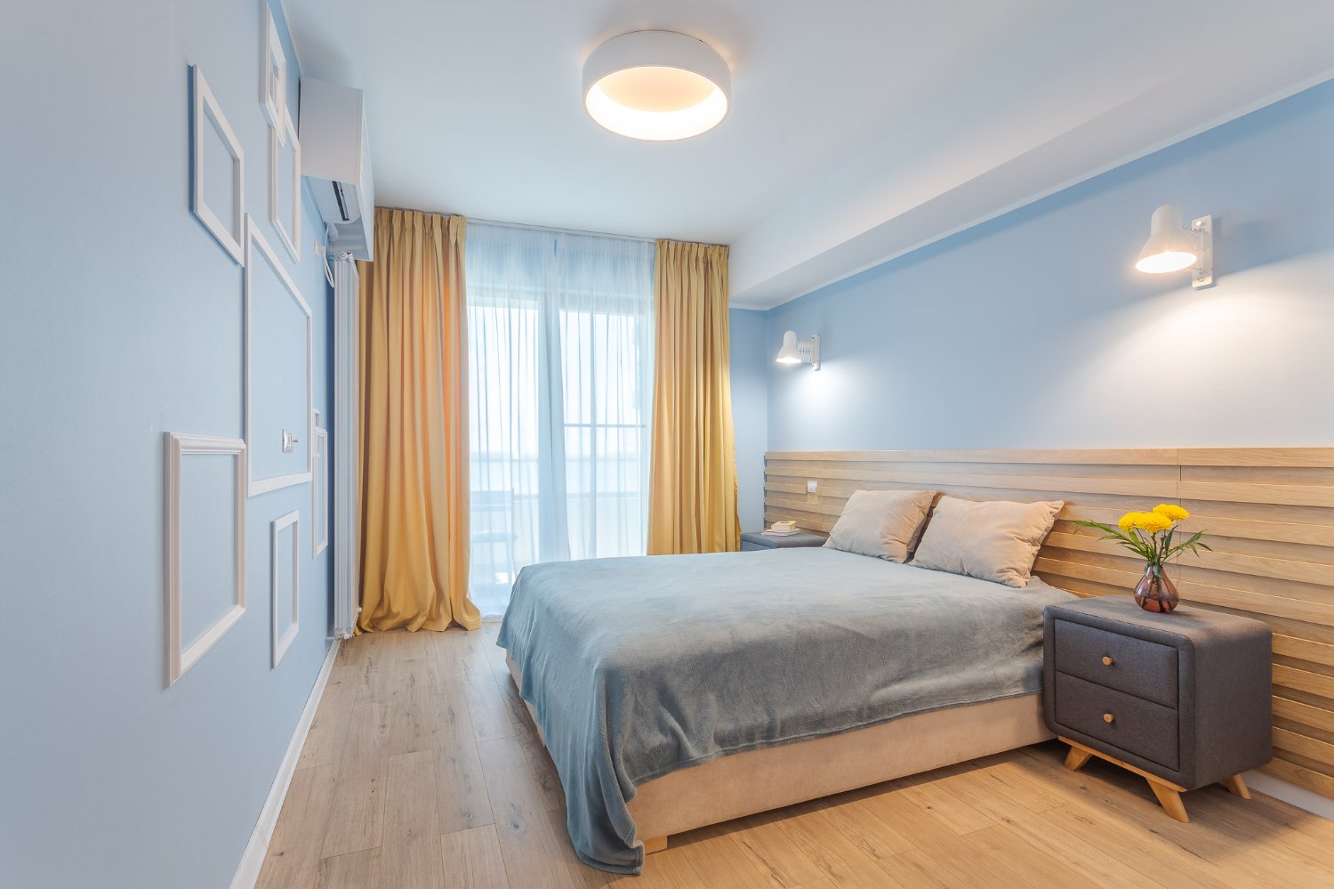 Dormitor bleu cu lemn natur