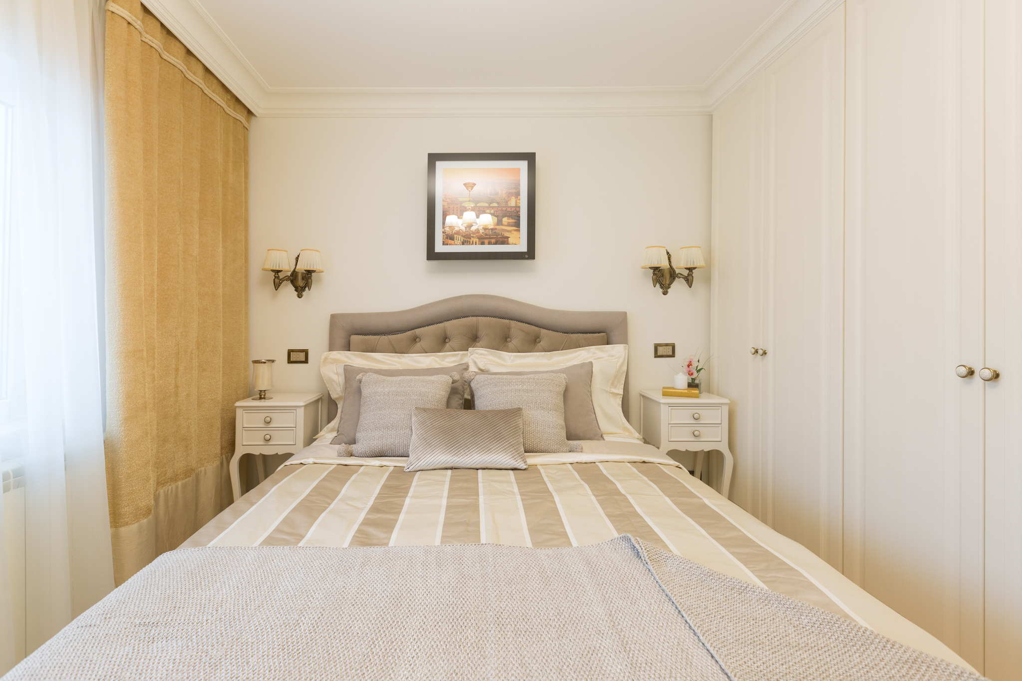 amenajari interioare dormitor clasic nuante bej satin catifea pat cu tablie tapitata apartament Bucuresti