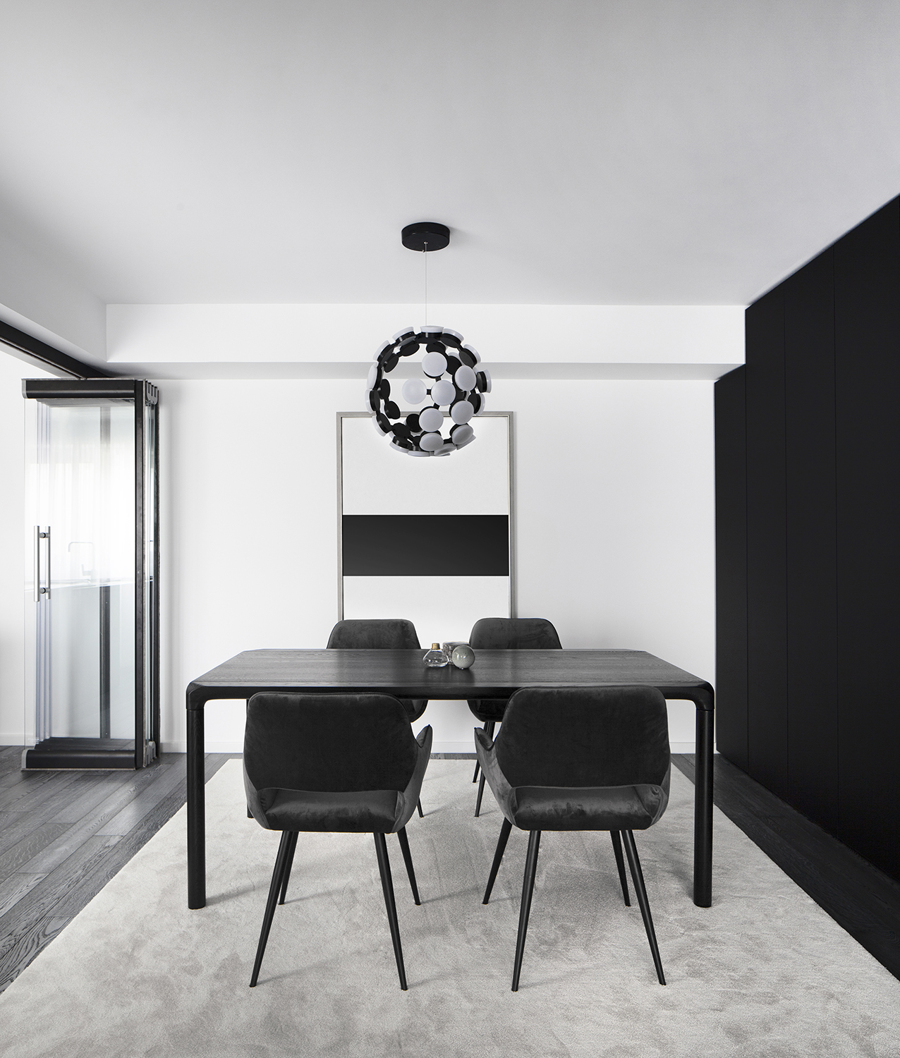 Amenajare loc de luat masa alb negru apartament Craiova Blanc Architecture