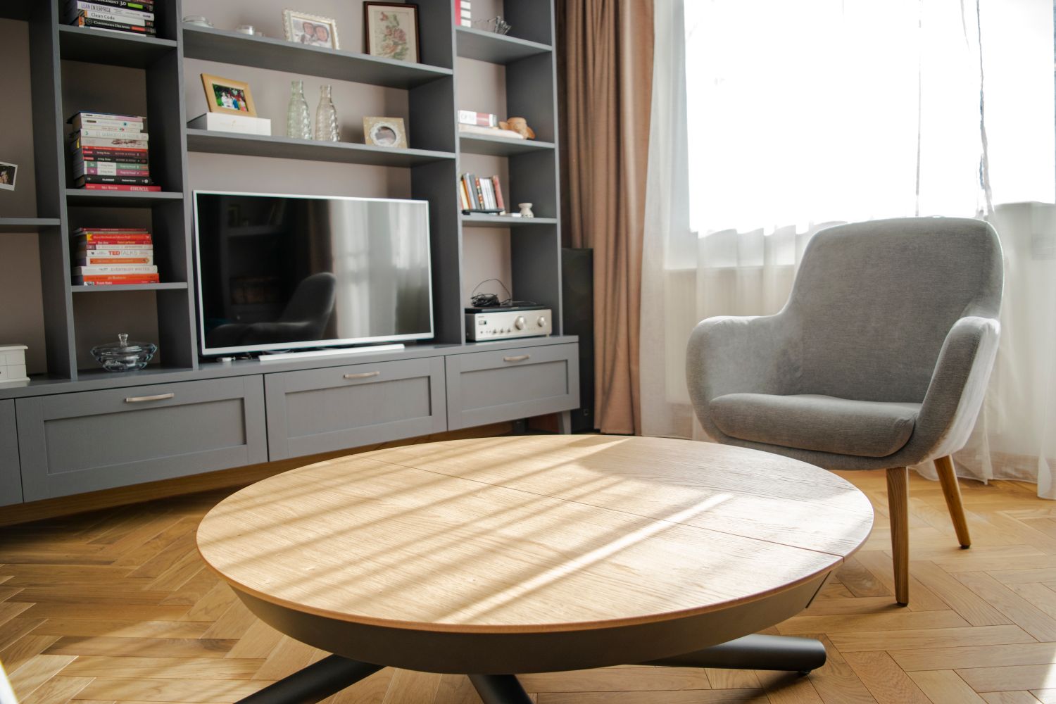 Apartament patru camere Cluj Pibo Projects - living gri canapea albastra, masa extensibila pentru jocuri