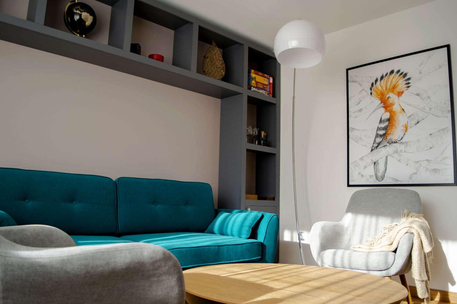 Apartament patru camere Cluj - living gri canapea albastra (3)