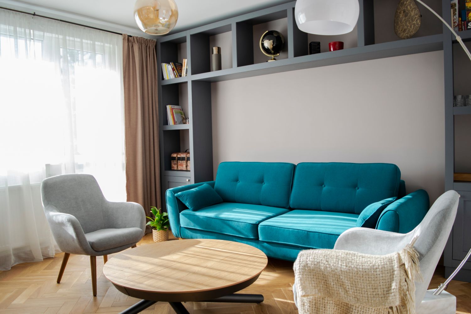 Apartament patru camere Cluj - living gri canapea albastra, masa extensibila pentru jocuri