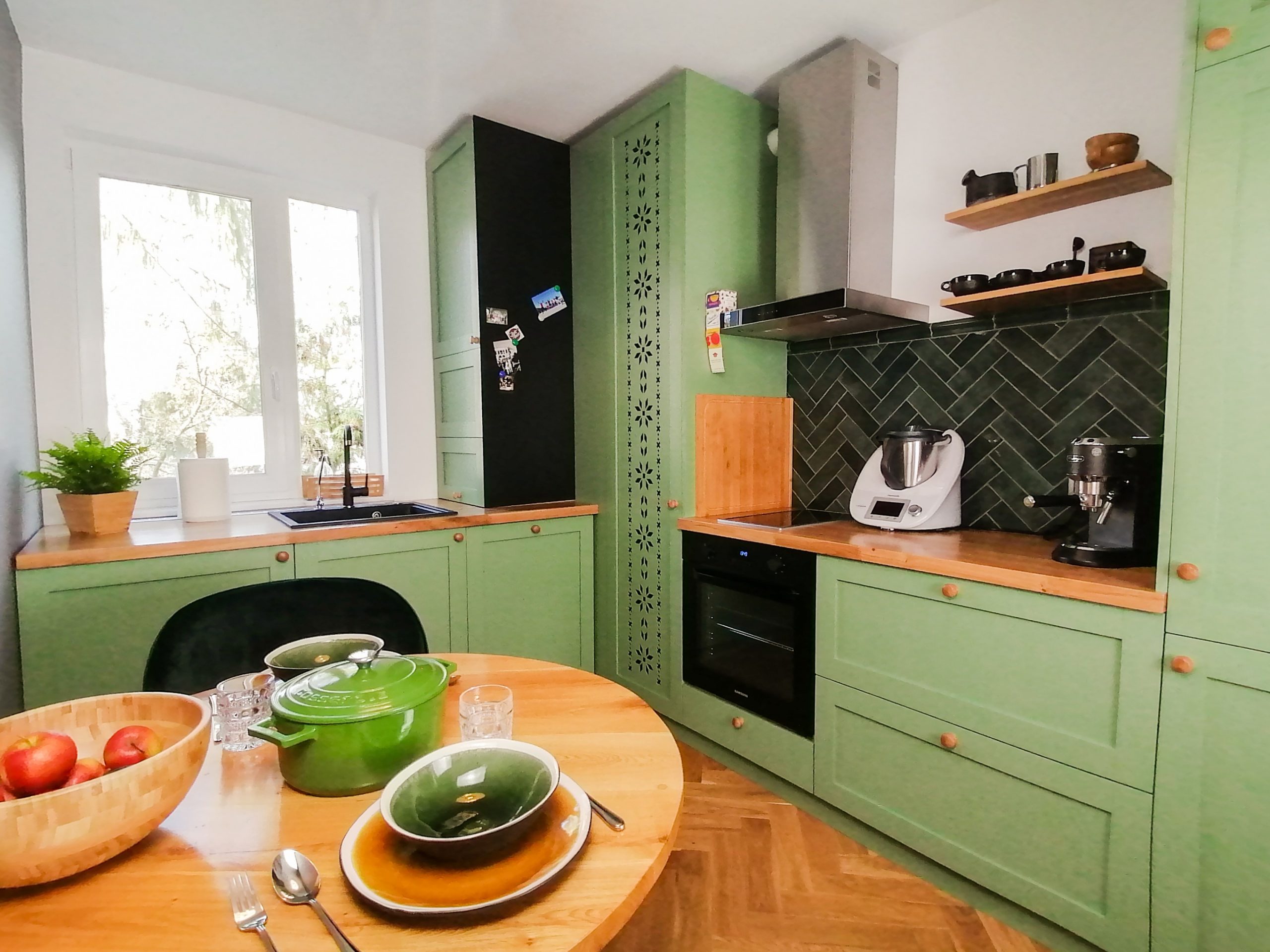 Bucatarie verde cu motive etnice - apartament Cluj-Napoca - Pibo Projects.