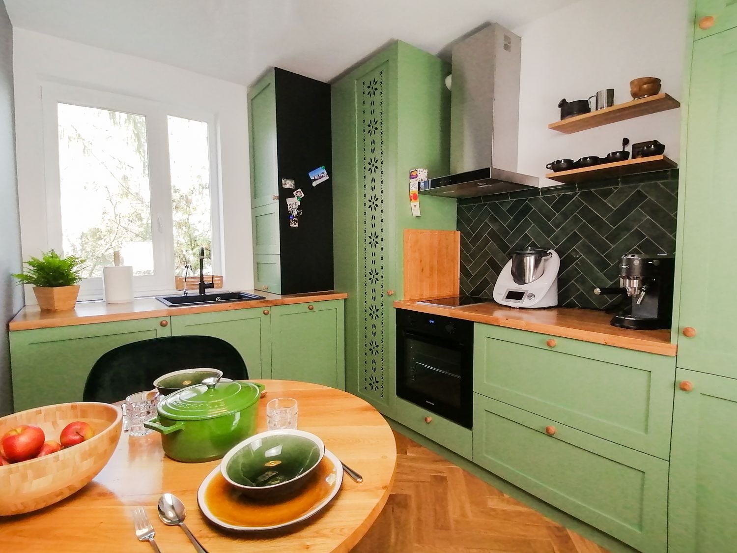 Mobilier de bucatarie verde cu motive traditionale traforate (1)