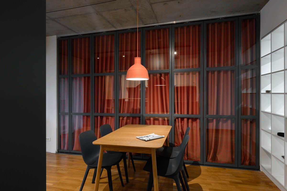 Glasvand cu cadru metalic separator living amenajare Diez Office apartament trei camere București - GIF