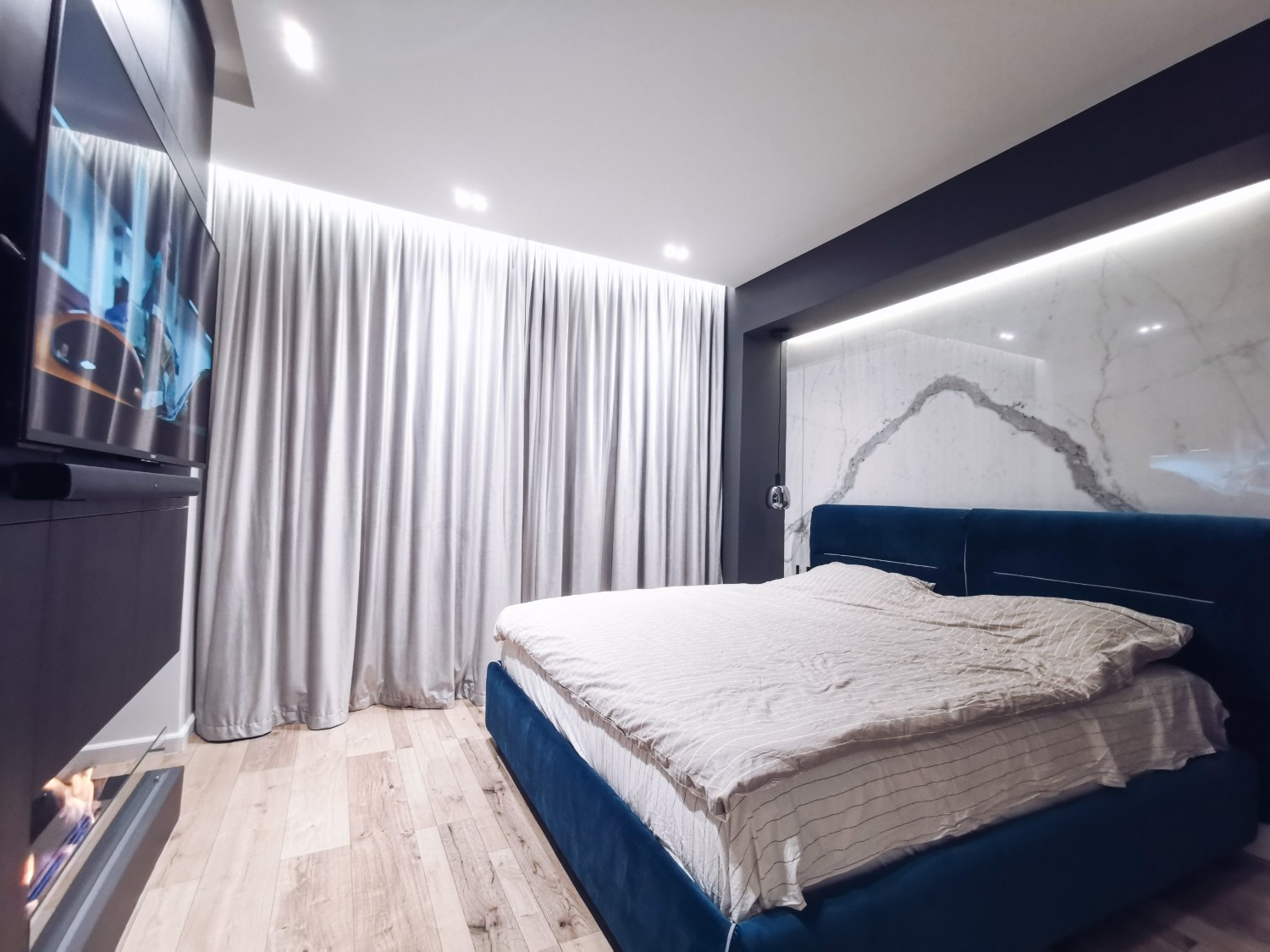 Amenajare dormitor elegant cu marmură și șemineu Iași - PureAmbianceDesign
