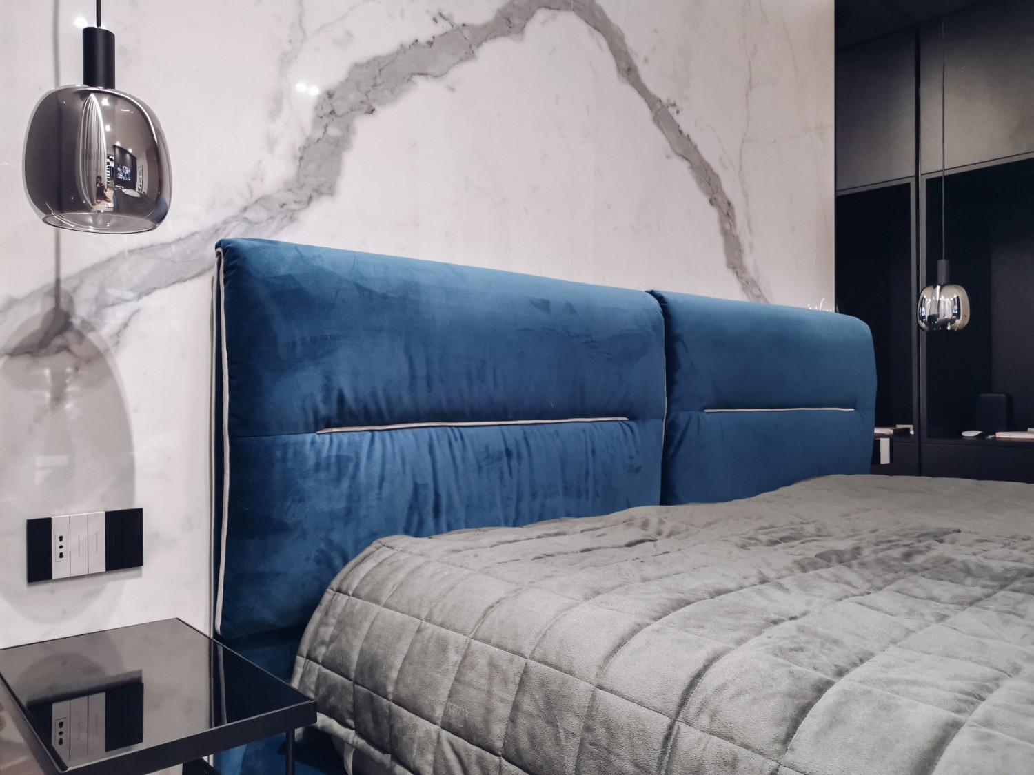 Amenajare dormitor elegant cu marmură și șemineu Iași - PureAmbianceDesign 