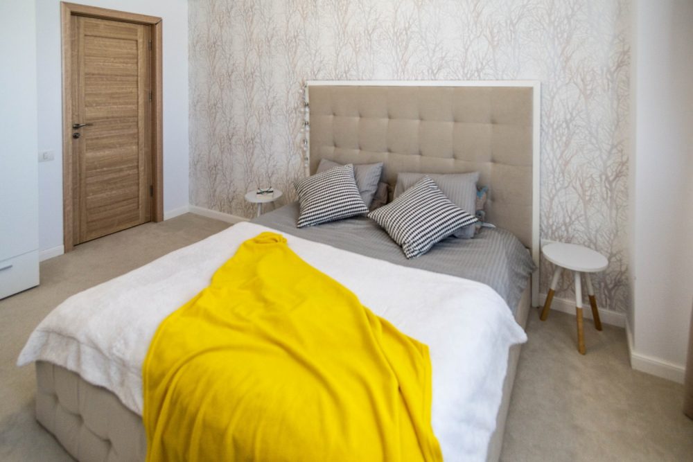 Dormitor oaspeti bej - penthouse Mamaia - designer Alina Enica