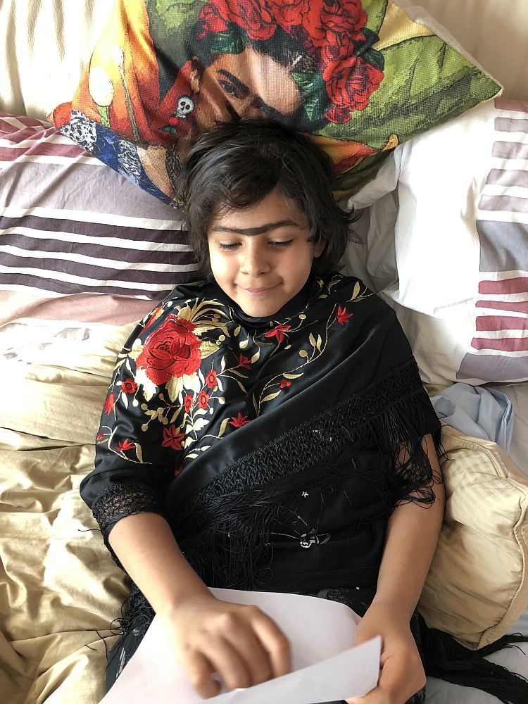 Parenting în carantină Avi costumat în Frida