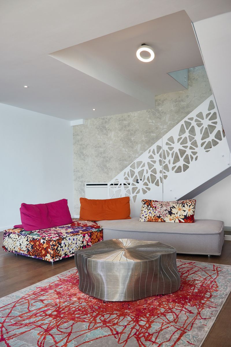 apartament 2 etaje living colorat