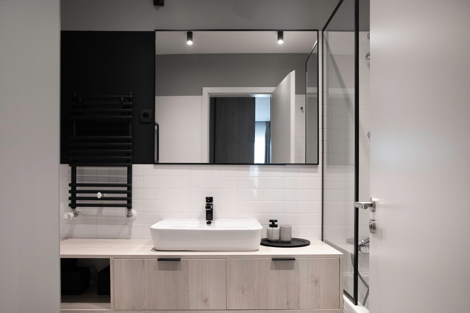 Amenajare baie cu alb, negru - stil minimalist scandinav- Yoka Design - Bucuresti (1)
