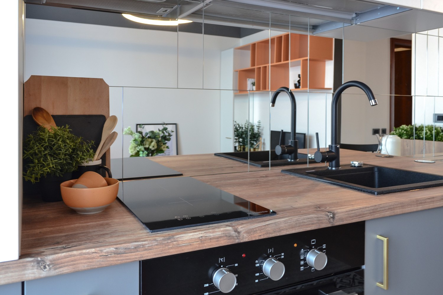 Bucatarie alba placare de oglinda splashback - arh. Andra Bica Kanso Design