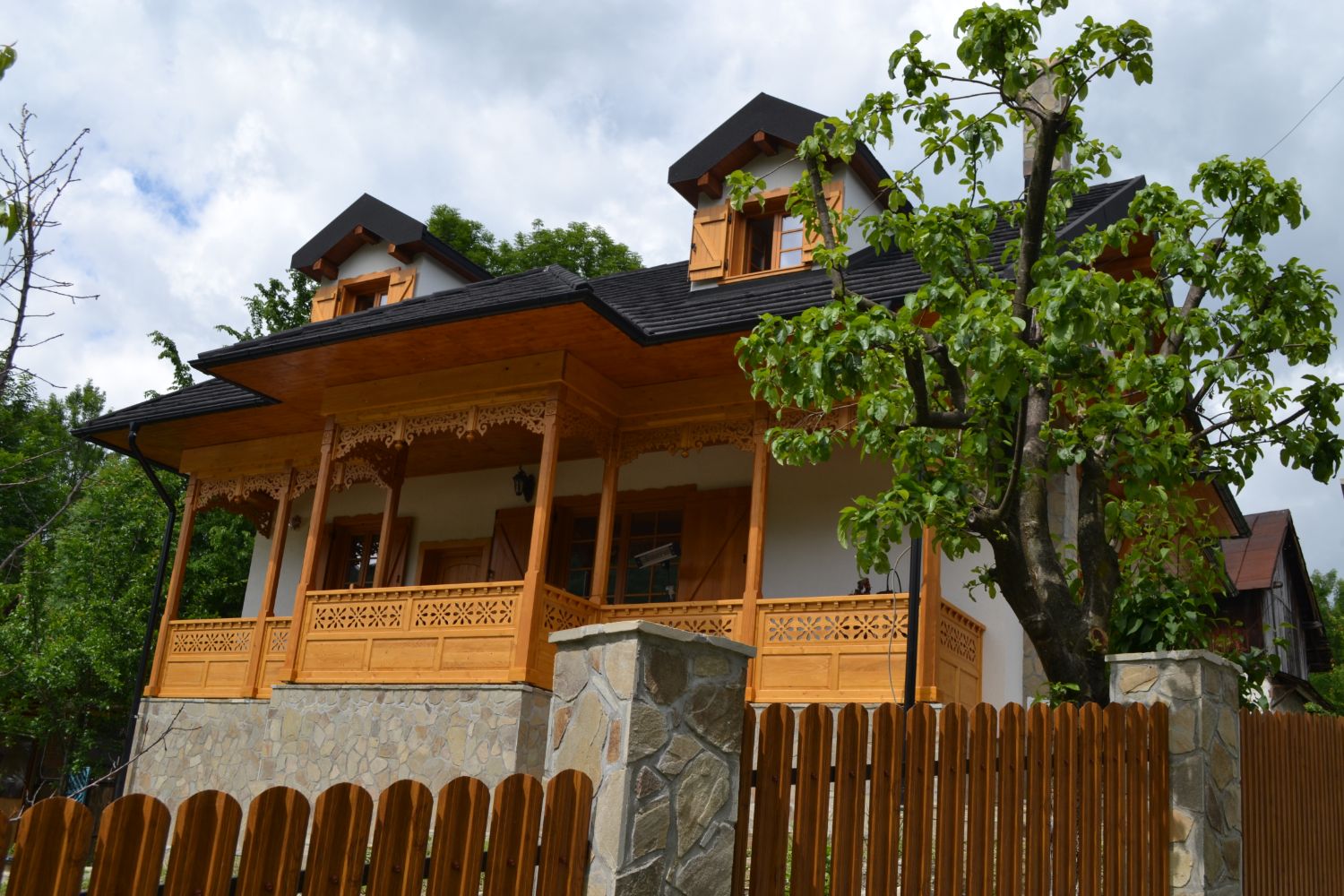 Casa în stil neoromânesc, de pe deal