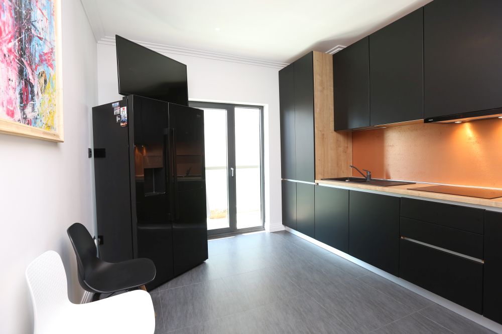 backsplash cuprat si mobilier negru