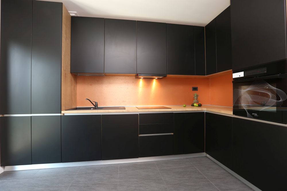 Bucătărie cu mobilier negru în stil minimalist