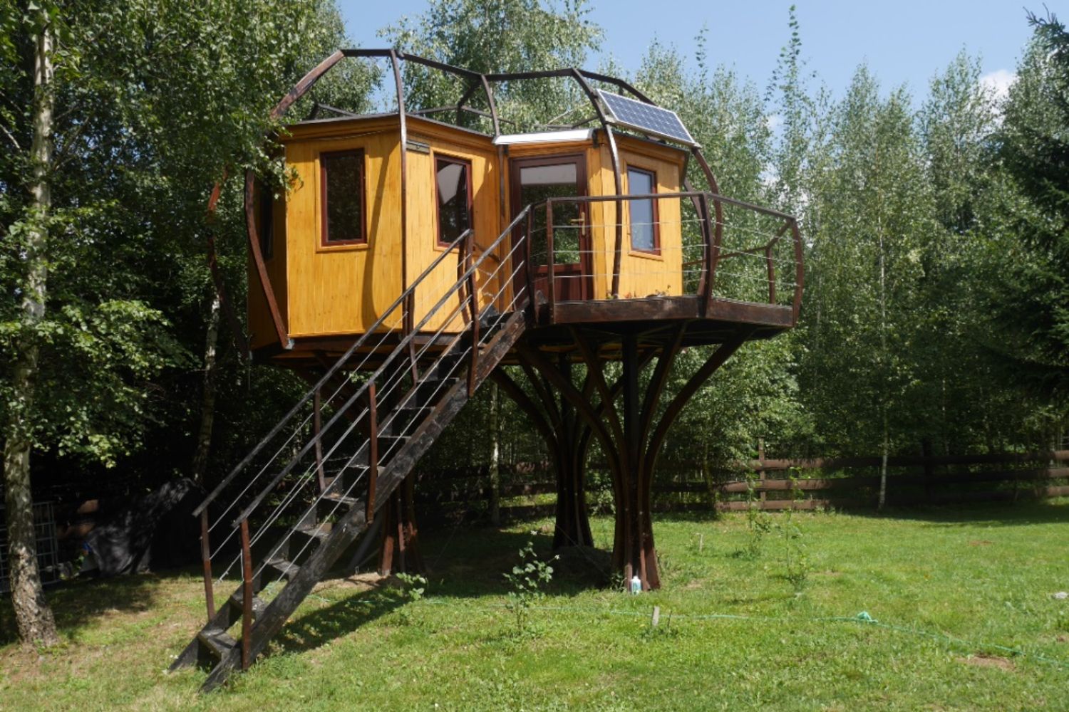 O căsuță la înălțime pentru turiștii aventuroși