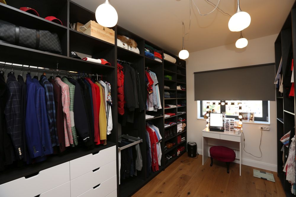 Dressing-ul încăpător cu mobilier negru