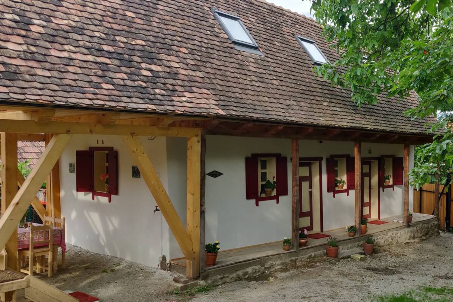 Casa abandonată care a căpătat o față cochetă