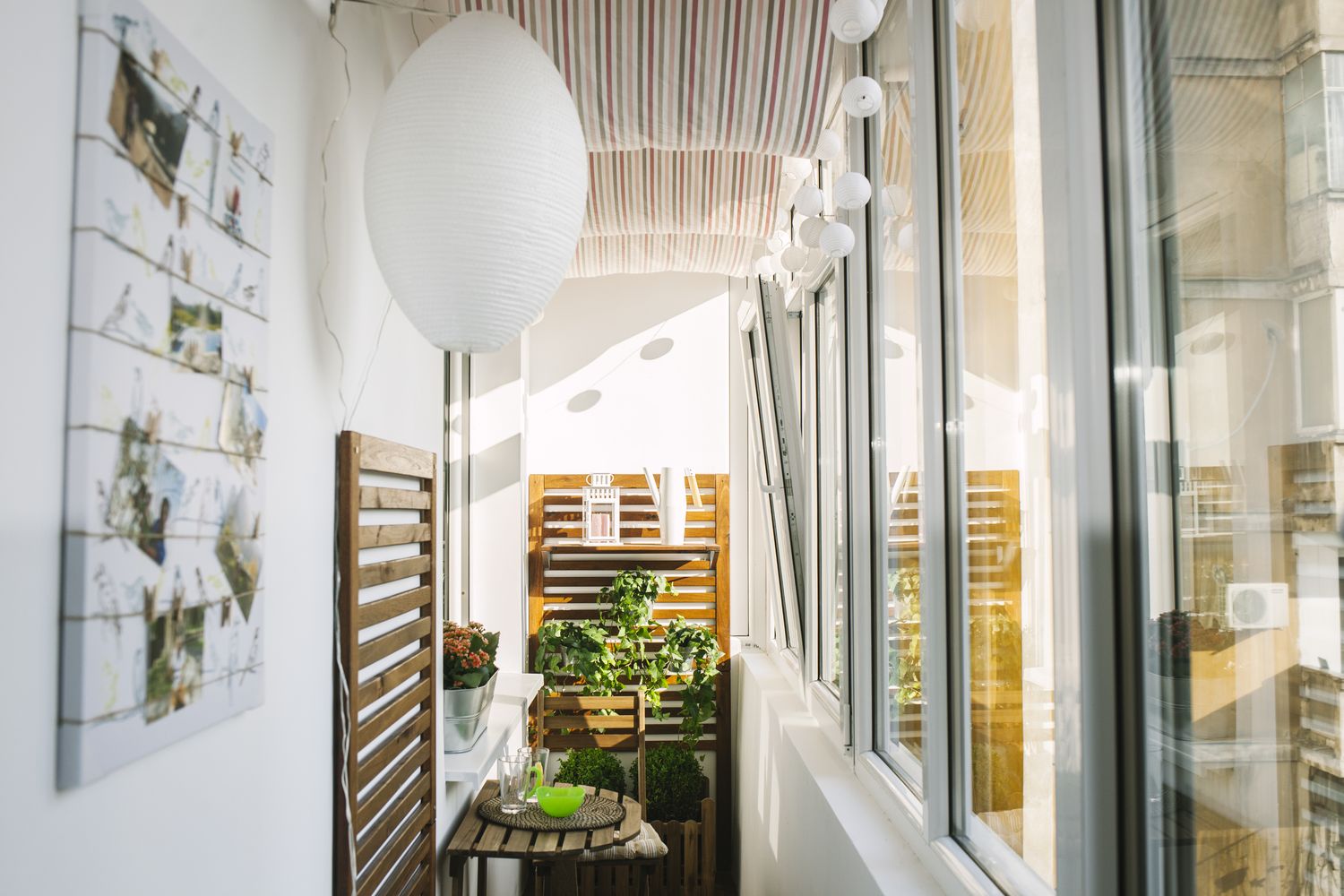 renovare de balcon inchis la bloc, cu termopane si mobilier montat in perete