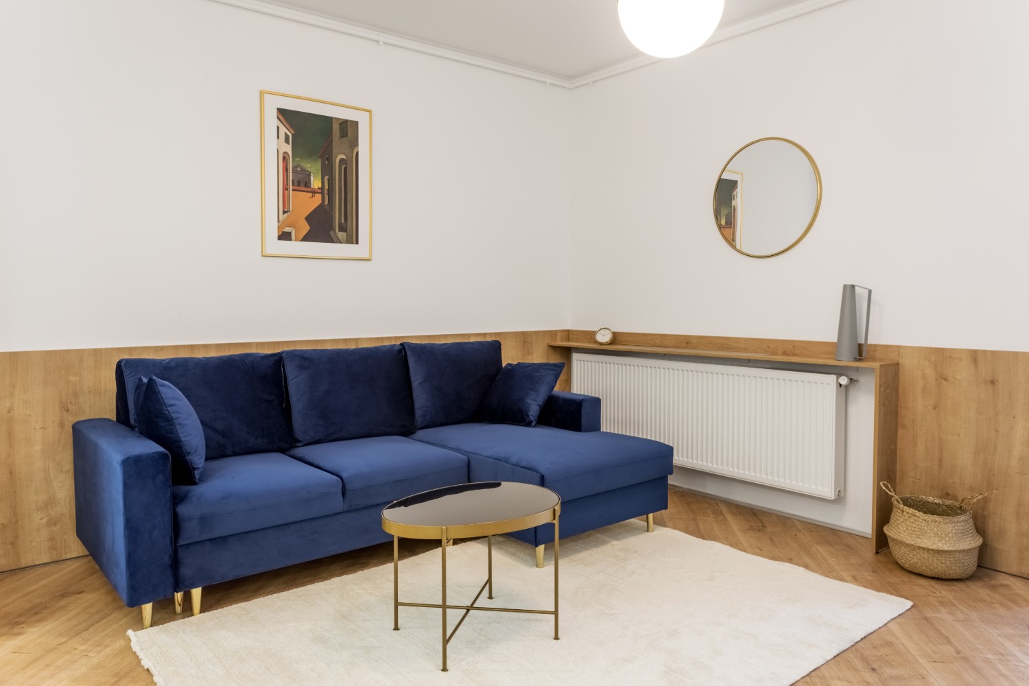 Amenajare apartament de inchiriat - living cu canapea albastră - Space Casuals