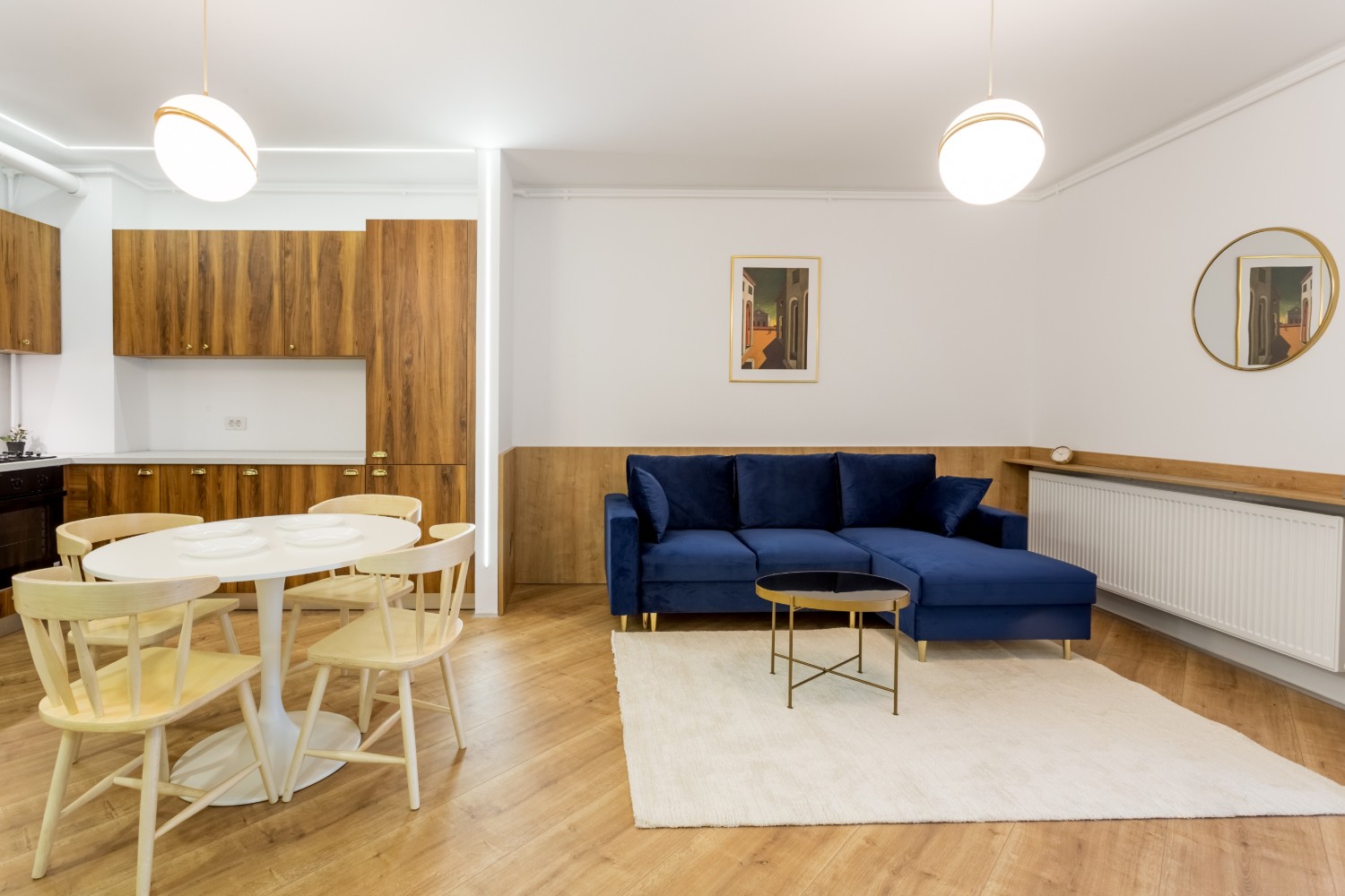 Amenajare apartament de inchiriat - living cu canapea albastră - Space Casuals