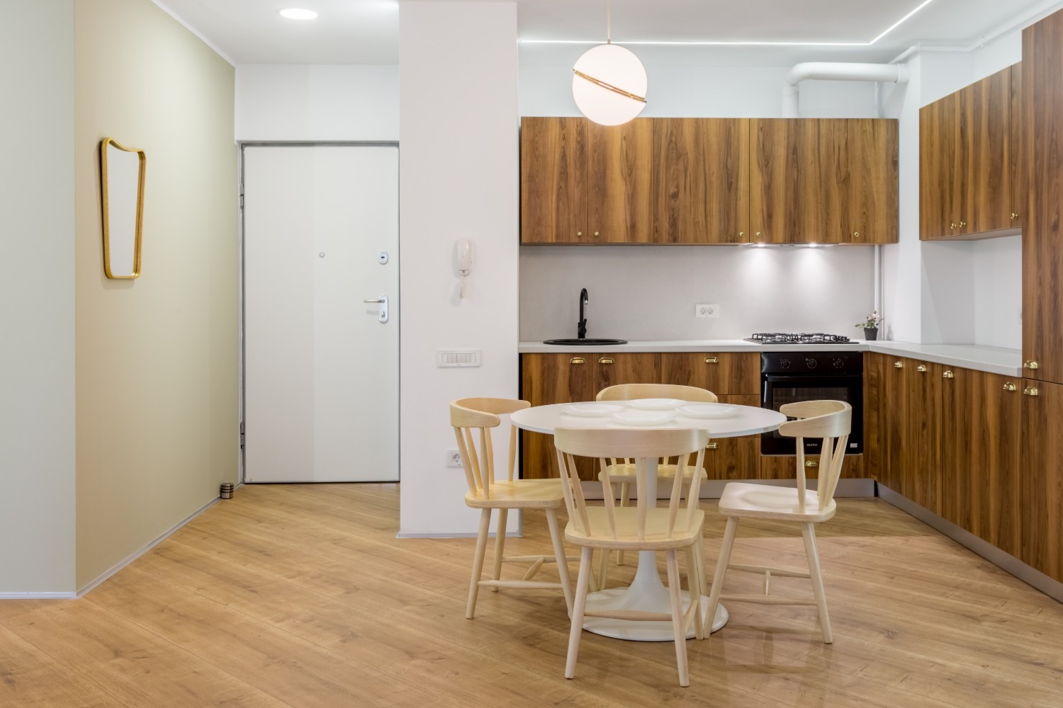 Amenajare apartament de inchiriat - living cu canapea albastră - Space Casuals