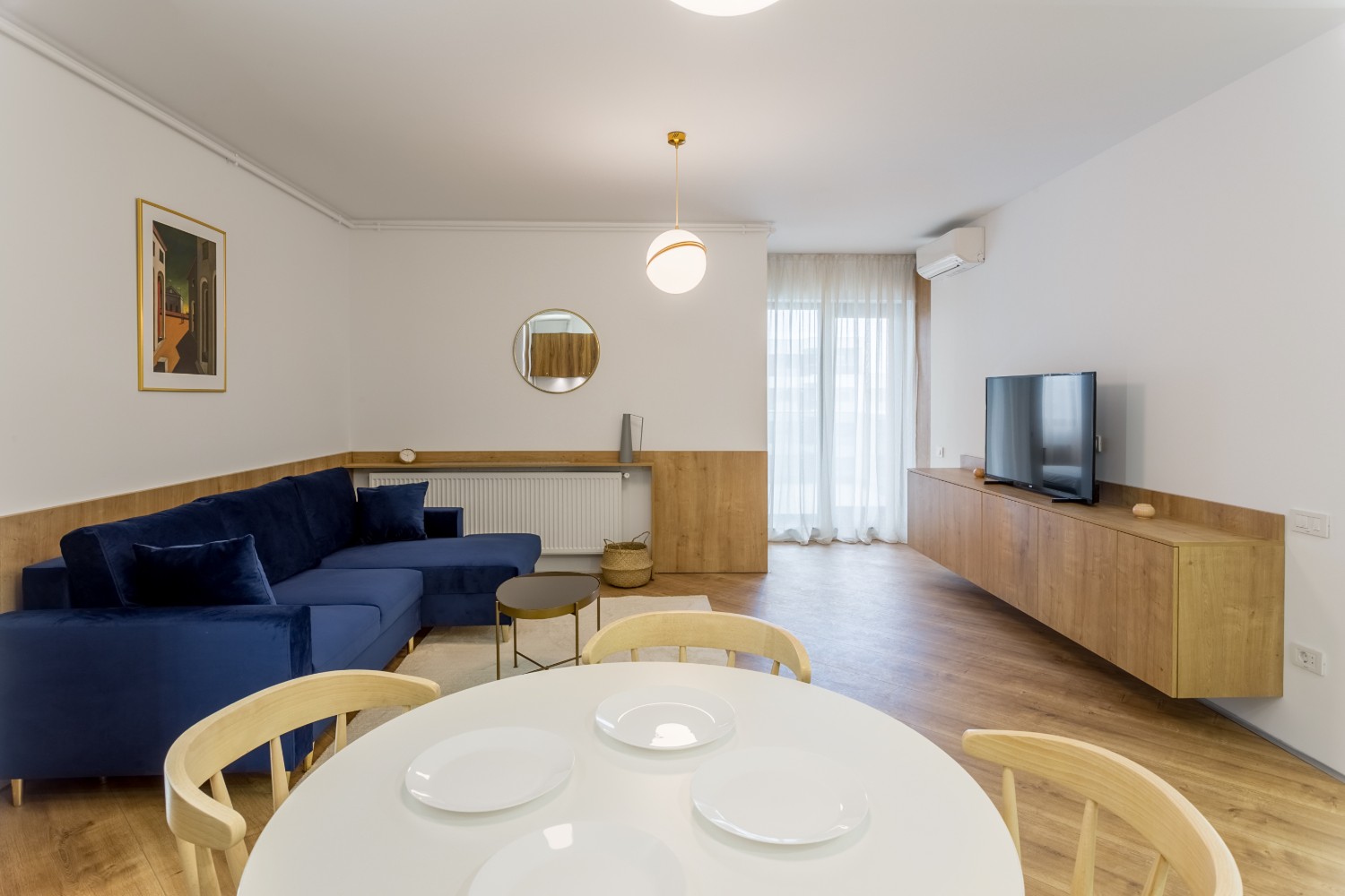 Amenajare apartament de inchiriat - living cu canapea albastră - Space Casuals (6)