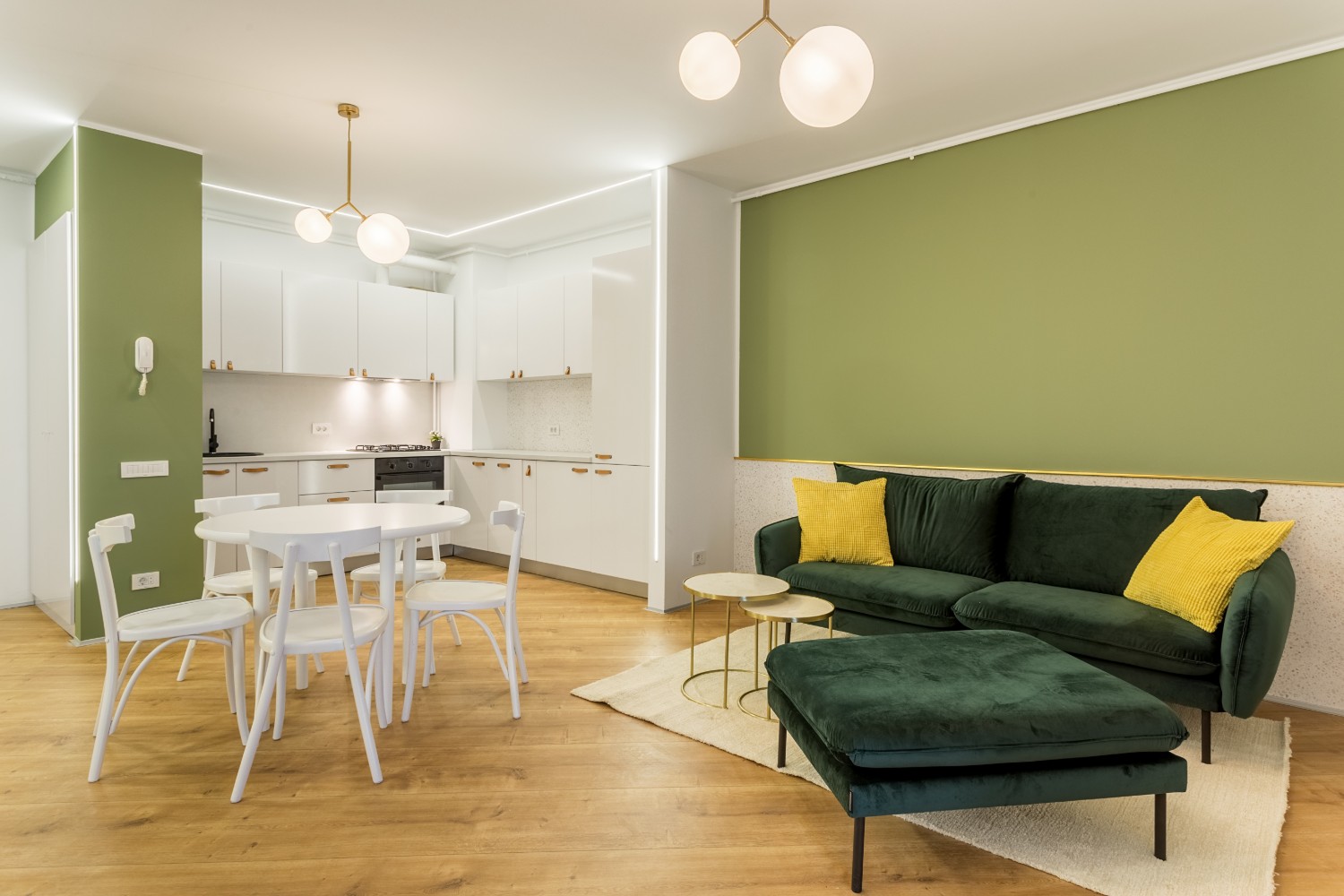 Amenajare apartament de inchiriat - open space cu bucătărie albă și living cu perete verde - Space Casuals