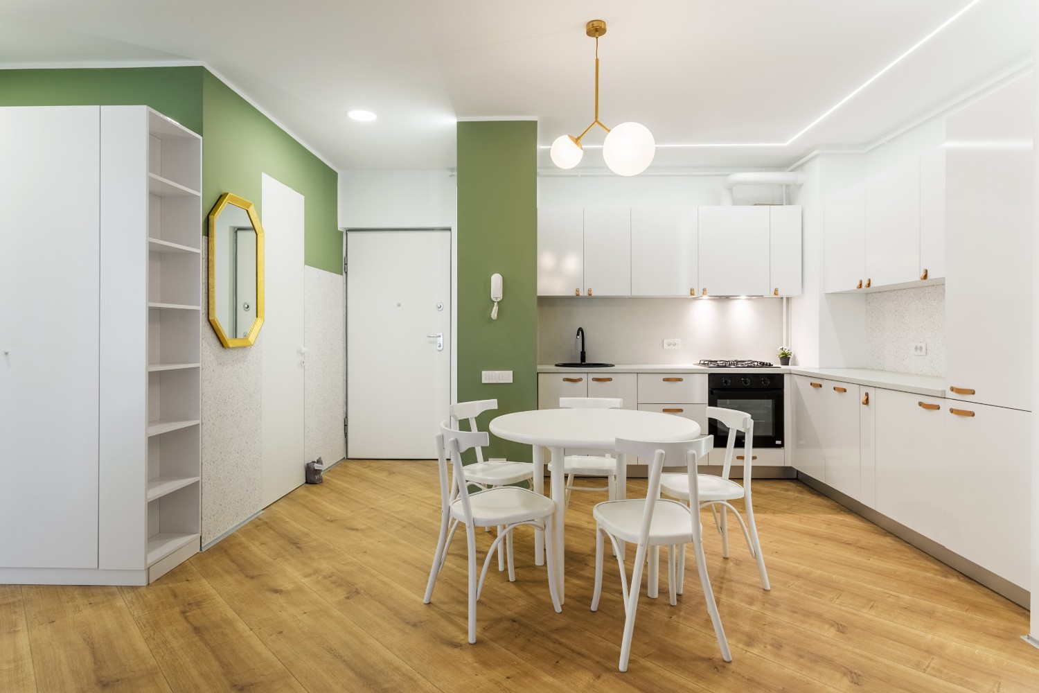 Amenajare apartament de inchiriat - open space cu bucătărie albă și living cu perete verde - Space Casuals