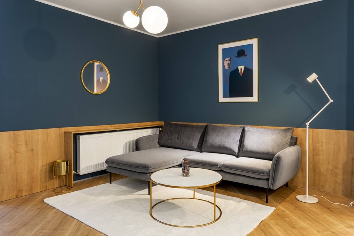 Amenajare apartament de inchiriat - open space cu perete auriu și albastru - Space Casuals