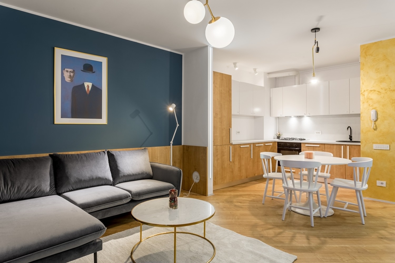 Amenajare apartament de inchiriat - open space cu perete auriu și albastru - Space Casuals