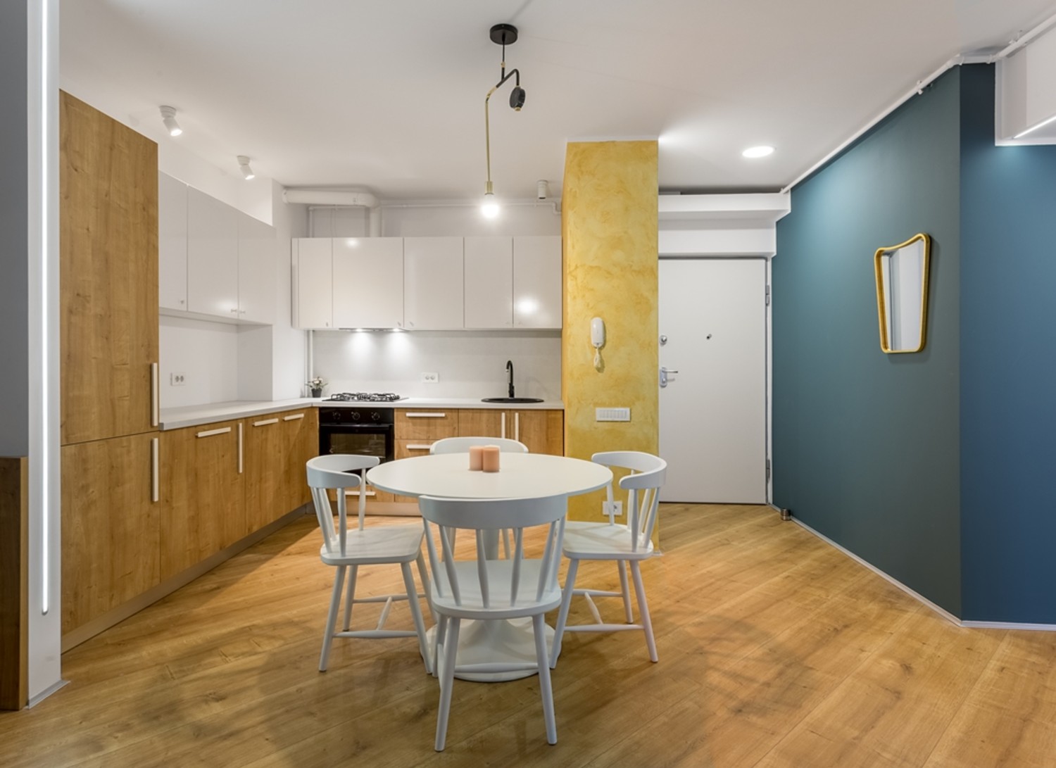 Amenajare apartament - open space cu perete auriu și albastru - Space Casuals 