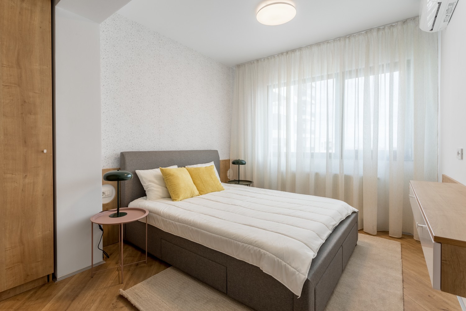 Amenajare dormitor apartament de inchiriat - gri - Space Casuals